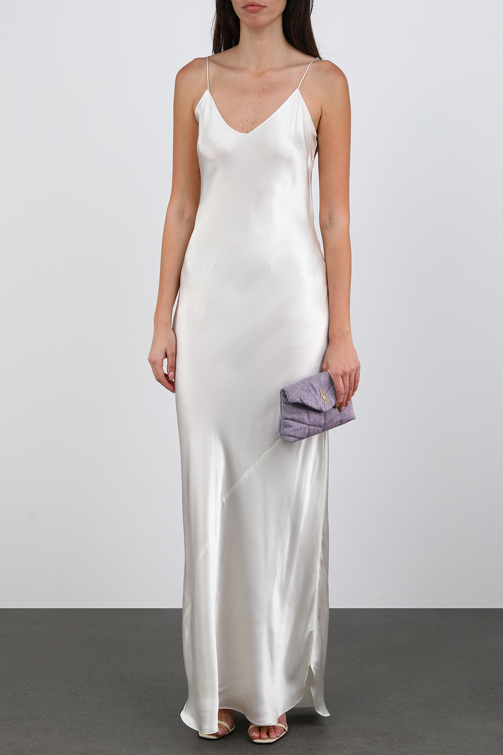 שמלת מקסי בגוון שנהב העשויה משי